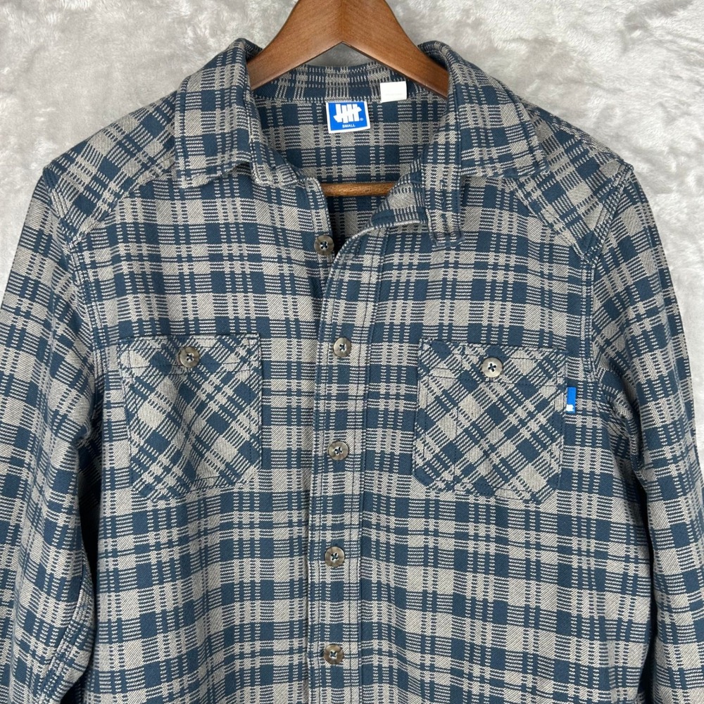 Undefeated Flannel Shirt Men's Small Blue Gray Plaid Button Down Long Sleeve